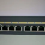 Switch mạng EnGenius ECS112FP với các cổng hỗ trợ Power-over-Ethernet (PoE) nhìn từ mặt trước