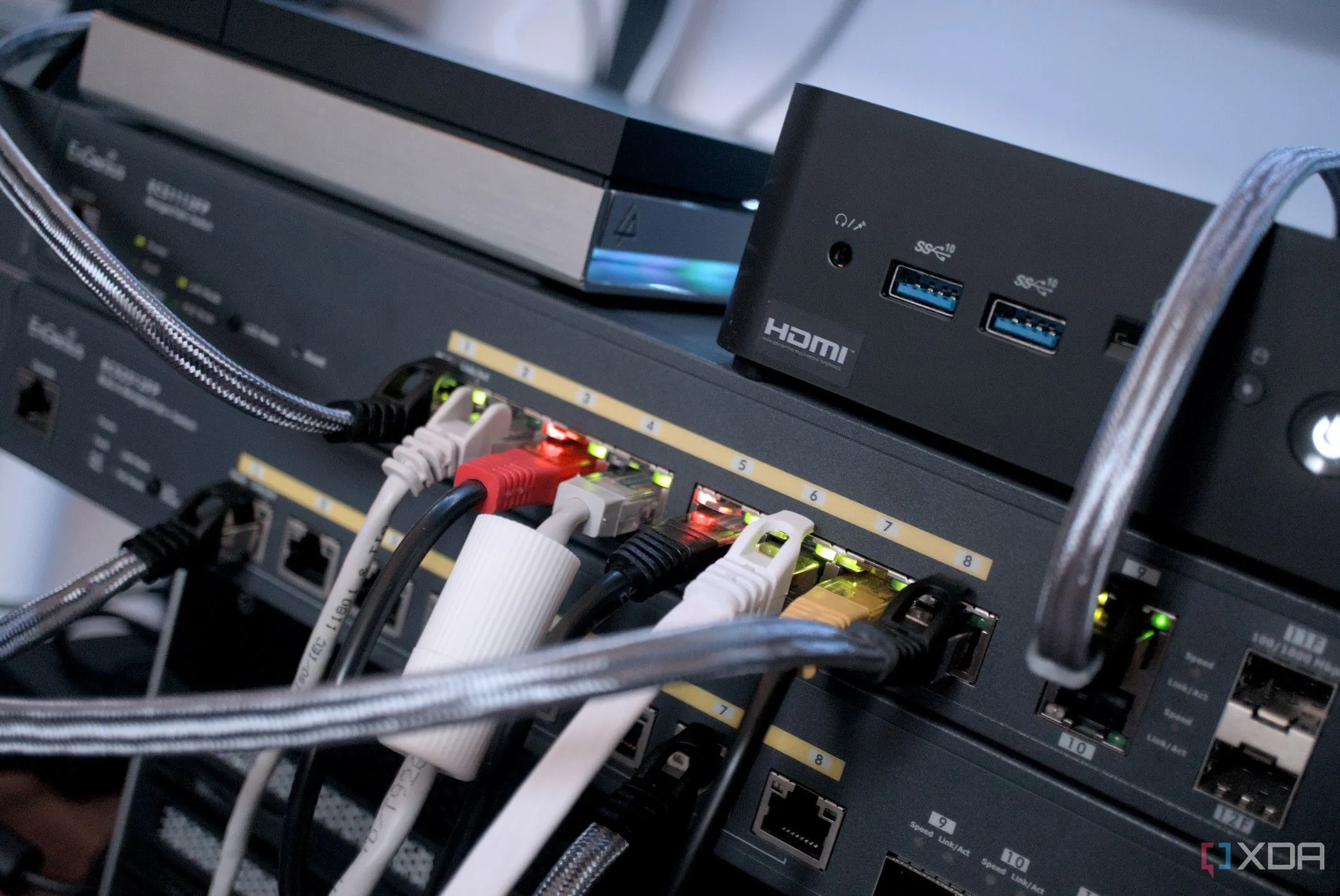 Switch mạng kết nối với NAS và router cho hệ thống dữ liệu lớn
