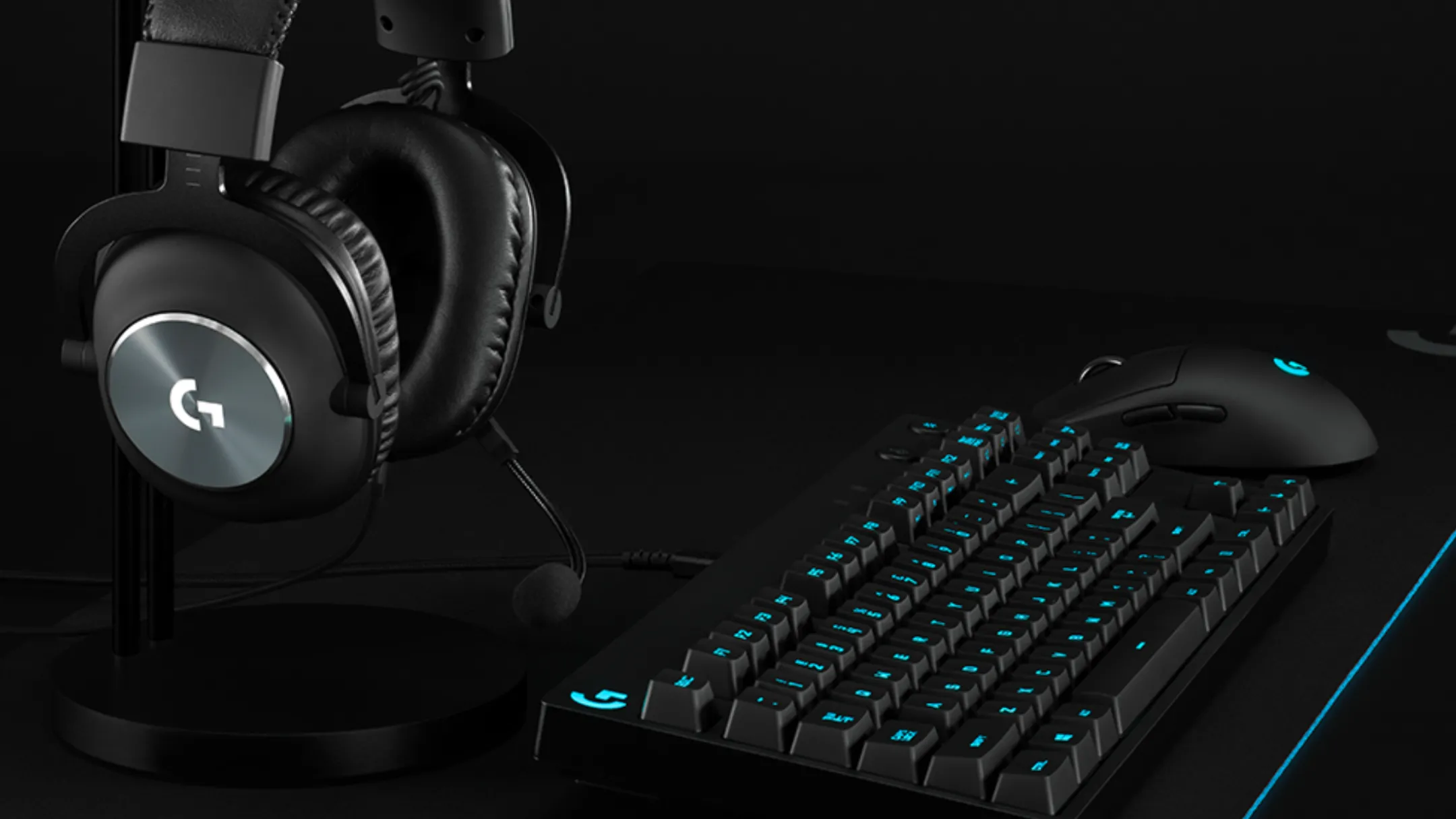 Tai nghe Logitech G Pro X đặt cạnh bàn phím gaming