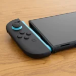 Tay cầm Joy-Con 2 của Nintendo Switch 2 tách rời và khe cắm trên thân máy, minh họa thiết kế module