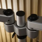 Tay đỡ màn hình StarTech màu bạc với thiết kế kép, thể hiện sự đơn điệu về màu sắc trên thị trường.