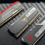 Thanh RAM DDR4 và DDR5 Patriot trên bàn làm việc