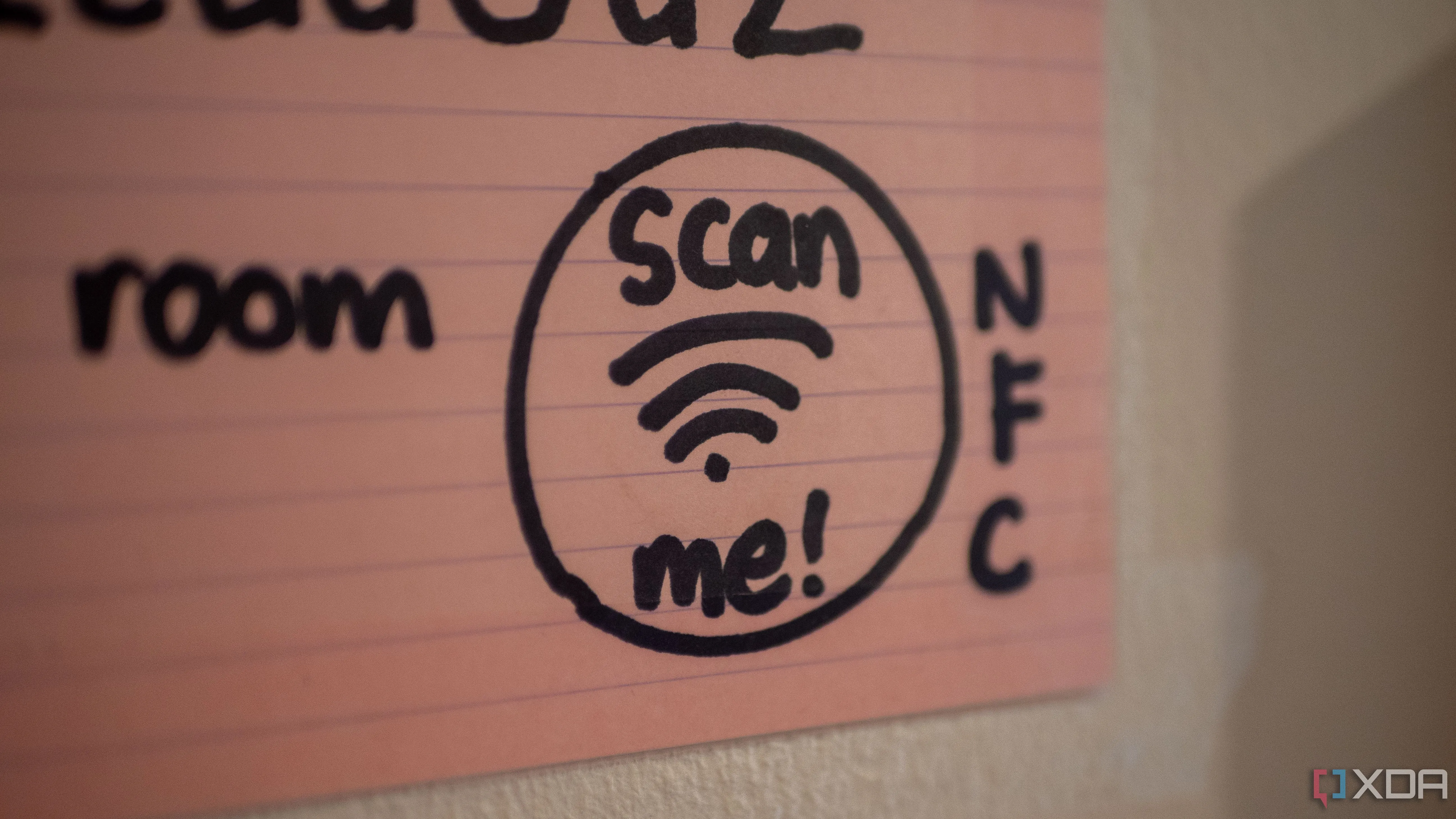 Thẻ NFC và điện thoại thông minh minh họa việc sử dụng NFC tag trong nhà thông minh
