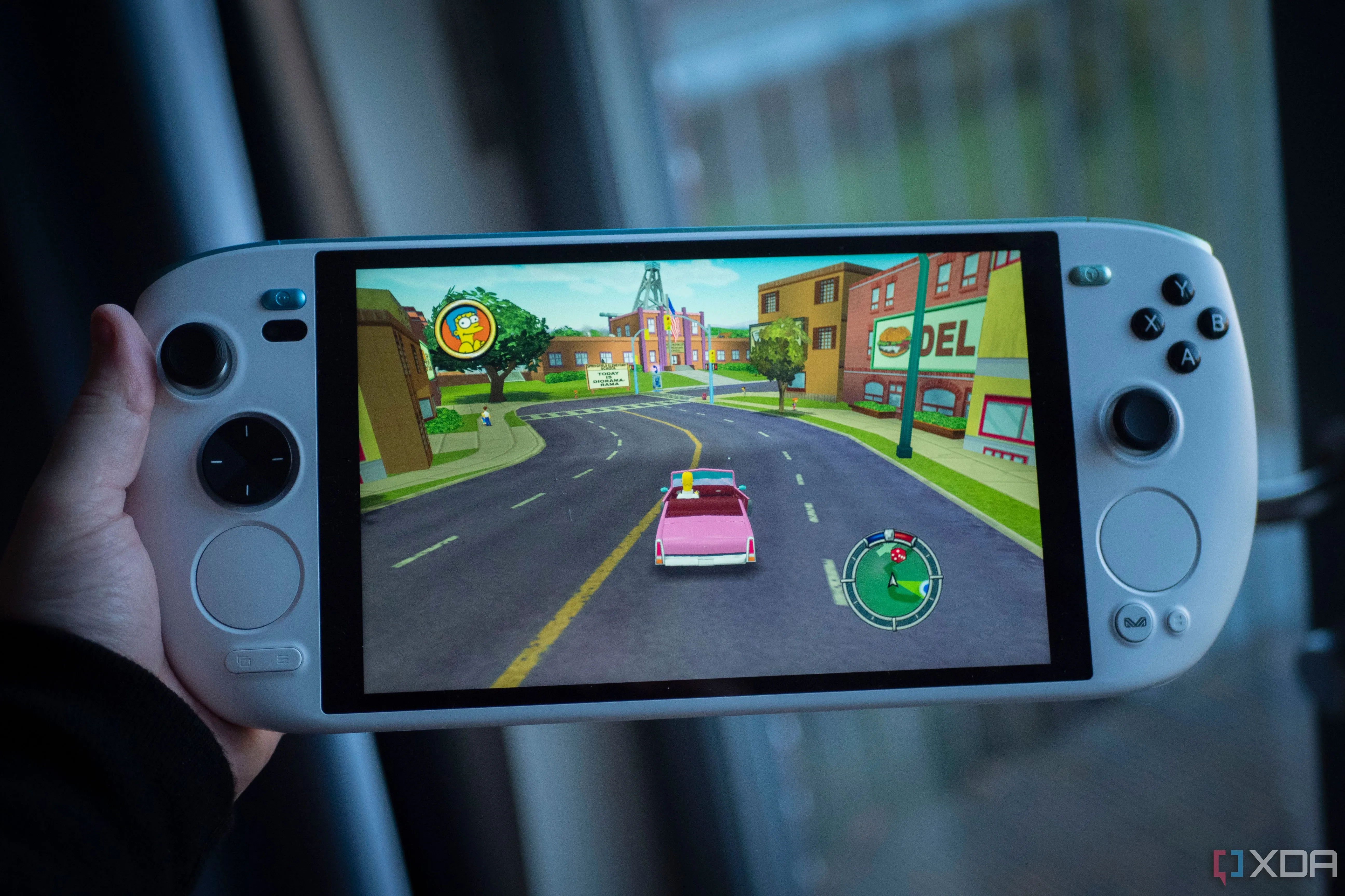 Thiết bị chơi game cầm tay Ayaneo Kun đang hiển thị trò chơi The Simpsons Hit &amp; Run