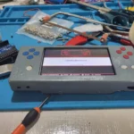 Thiết bị chơi game cầm tay DIY với màn hình và tay cầm tích hợp, minh họa thành quả của dự án tự chế, đòi hỏi kế hoạch ngân sách kỹ lưỡng.