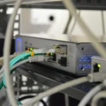 Thiết bị định tuyến mạng cấp doanh nghiệp, biểu tượng cho hạ tầng kết nối internet tốc độ cao.