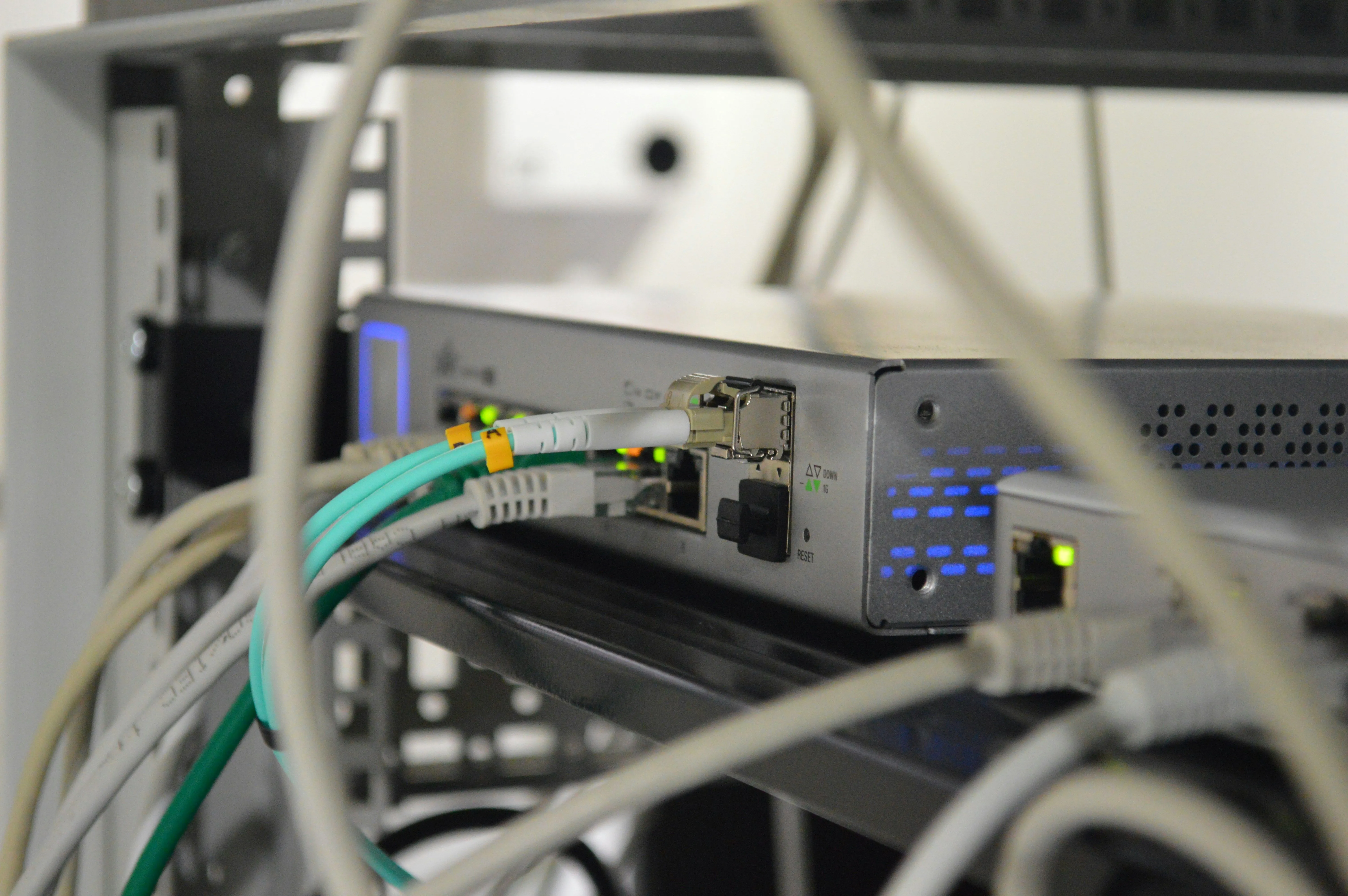 Thiết bị định tuyến mạng cấp doanh nghiệp, biểu tượng cho hạ tầng kết nối internet tốc độ cao.