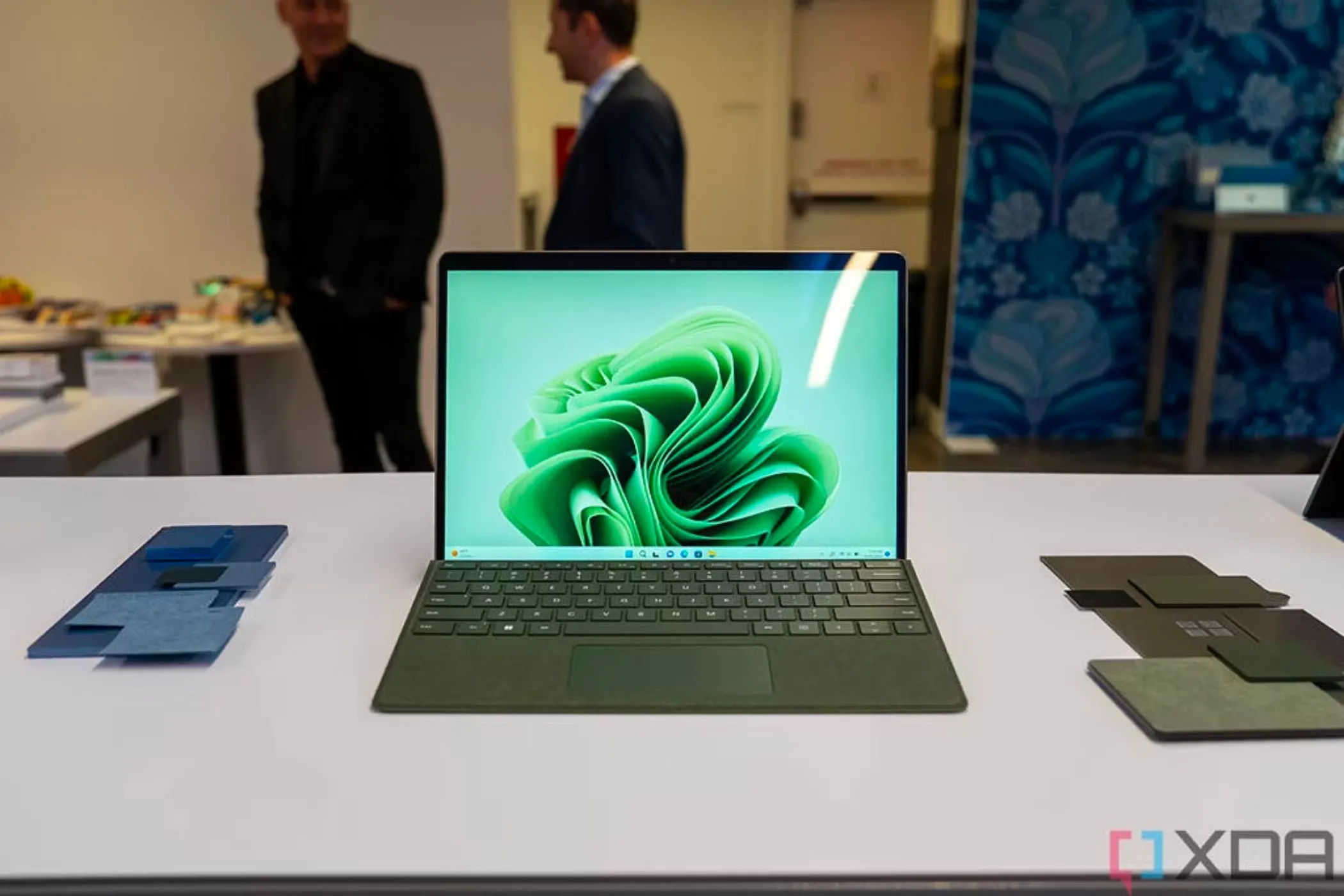 Thiết bị Microsoft Surface Pro linh hoạt, có thể dùng như tablet hoặc laptop.