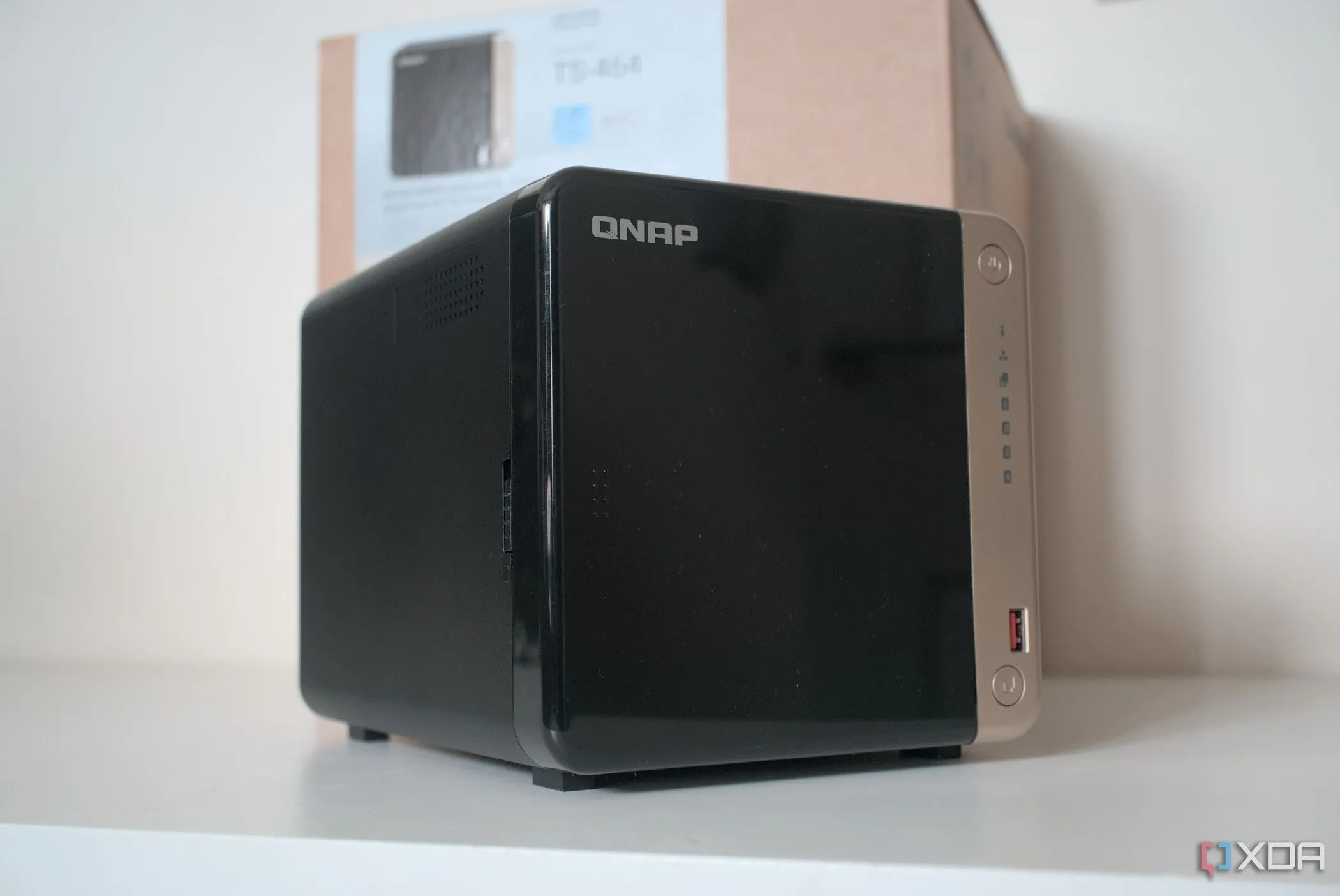 Thiết bị NAS QNAP TS-464 màu đen nhìn từ góc nghiêng, minh họa cho giải pháp máy chủ media và HTPC hiệu quả.