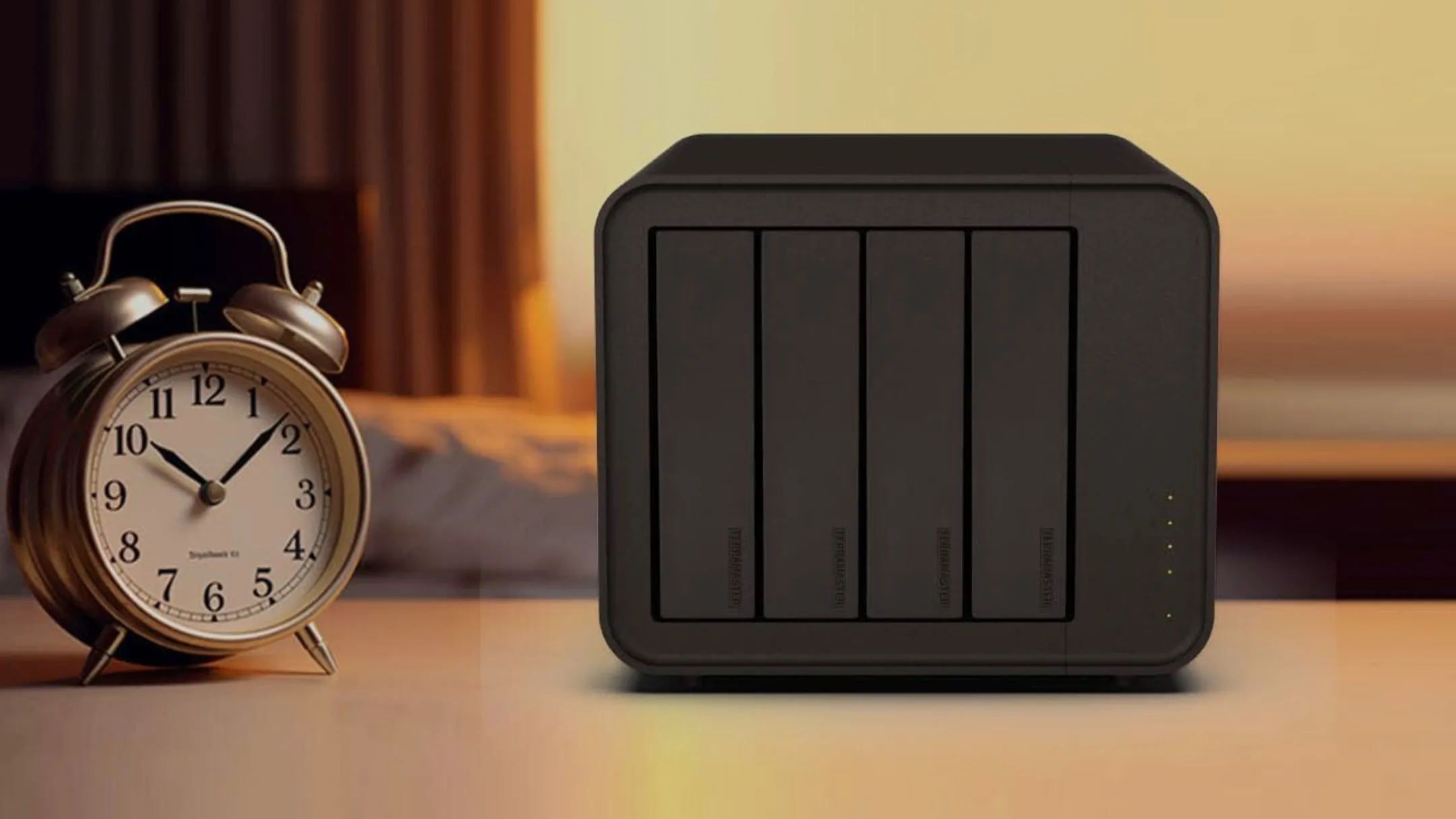 Thiết bị NAS TerraMaster D4-320 nhỏ gọn bên cạnh đồng hồ