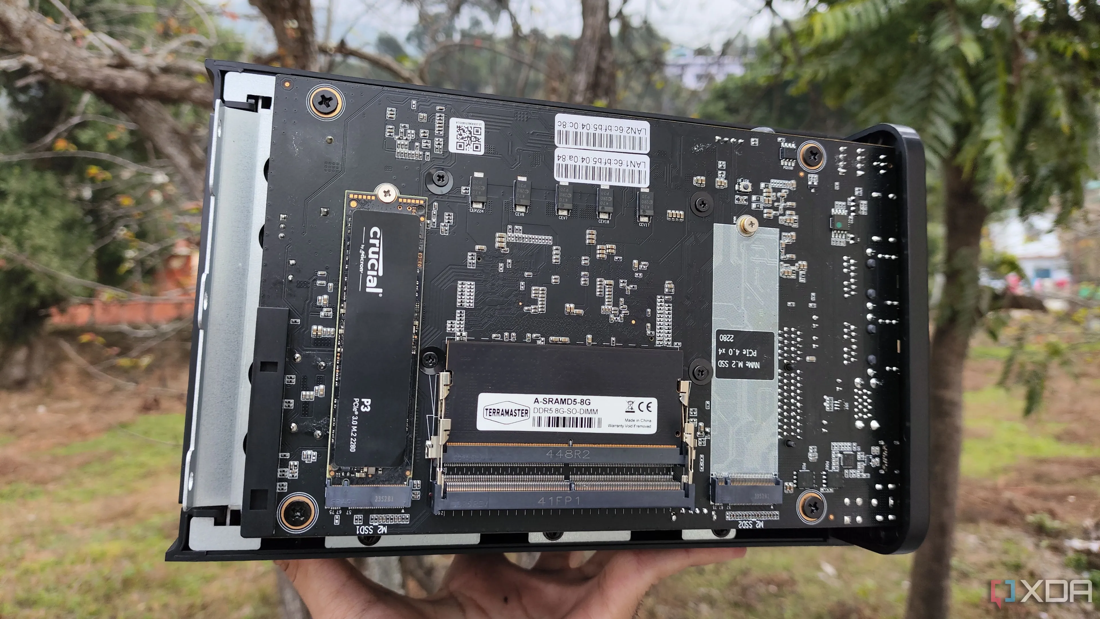 Thiết bị NAS TerraMaster F4-424 Max nhìn từ cạnh bên, nơi chứa bo mạch chủ, RAM và các cổng kết nối cần được vệ sinh.