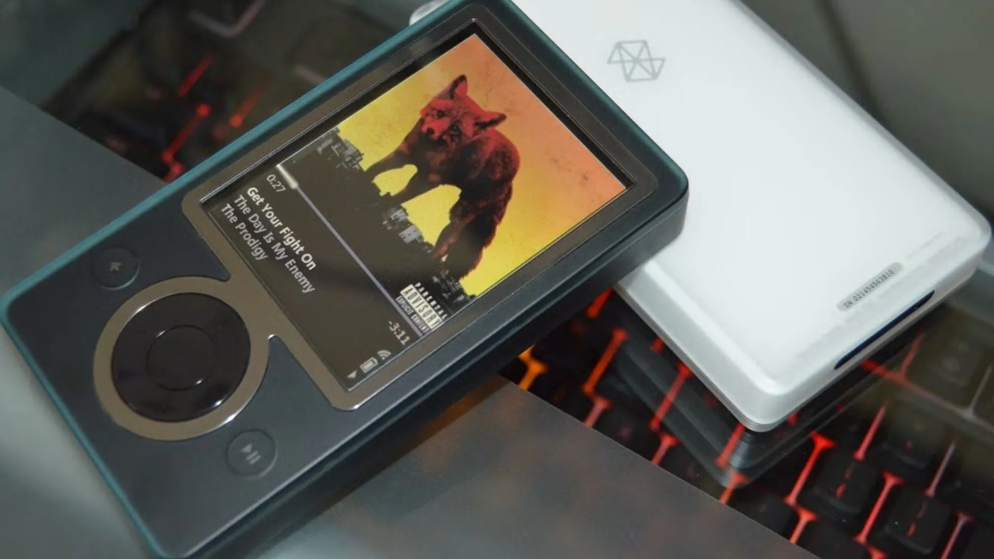 Thiết bị Zune 30 đang phát nhạc, minh họa kỷ nguyên Zune Marketplace của Microsoft