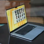Thiết kế MacBook Air M4 với thân máy vuông vắn và cổng kết nối MagSafe
