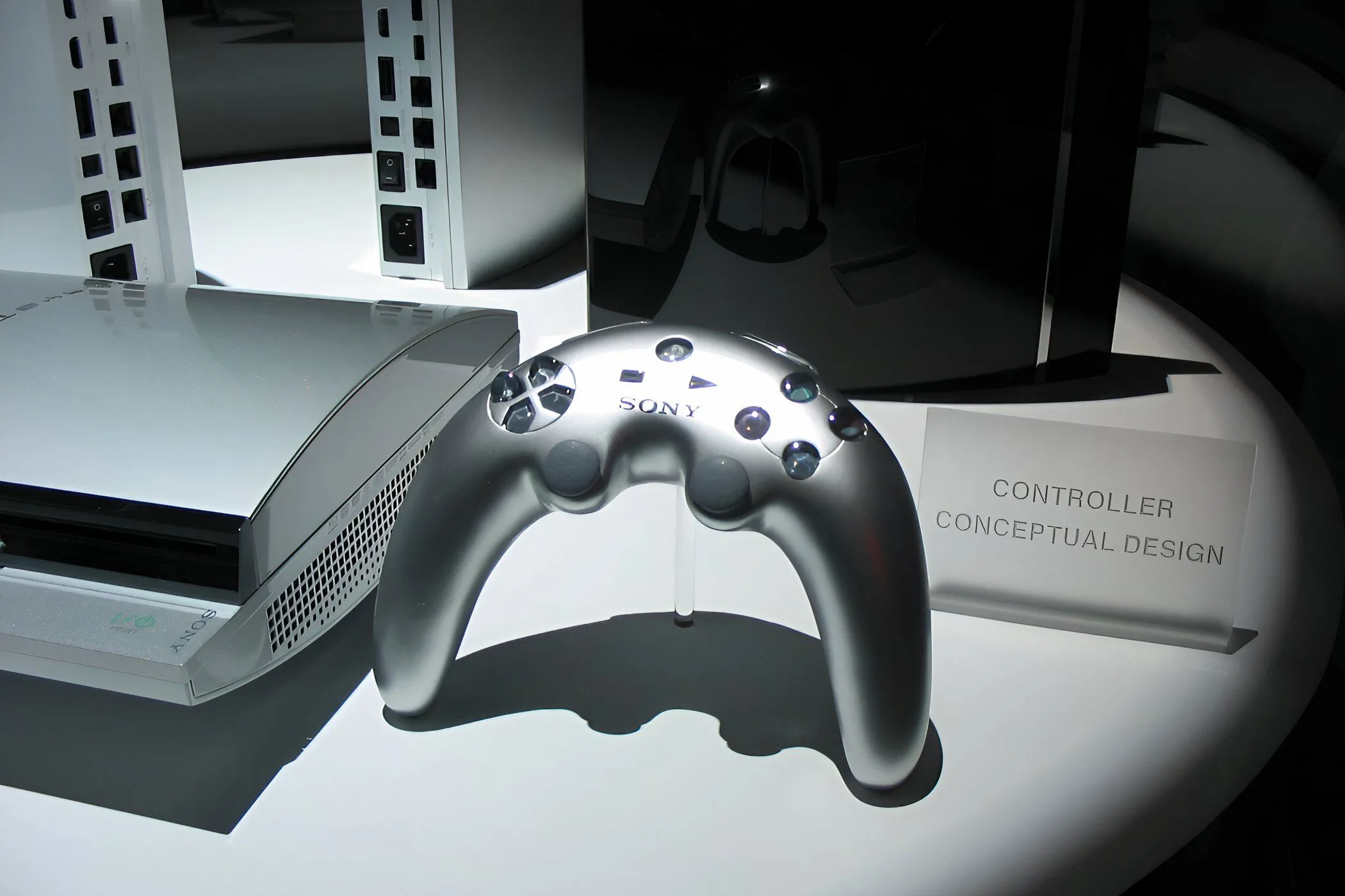 Thiết kế tay cầm PlayStation 3 hình boomerang nguyên bản năm 2005 màu bạc