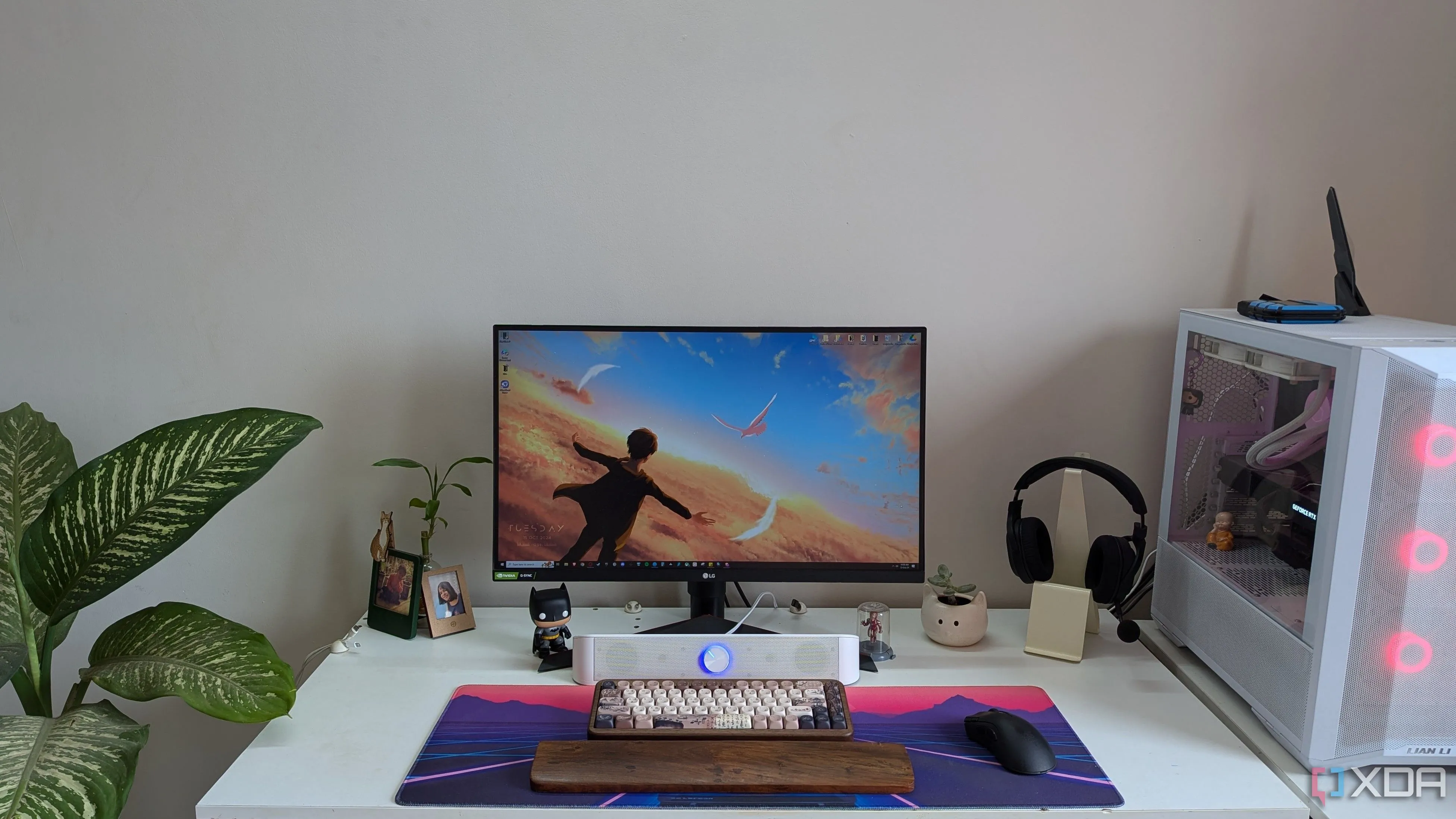 Thiết lập bàn làm việc PC gọn gàng với màn hình và các phụ kiện công nghệ