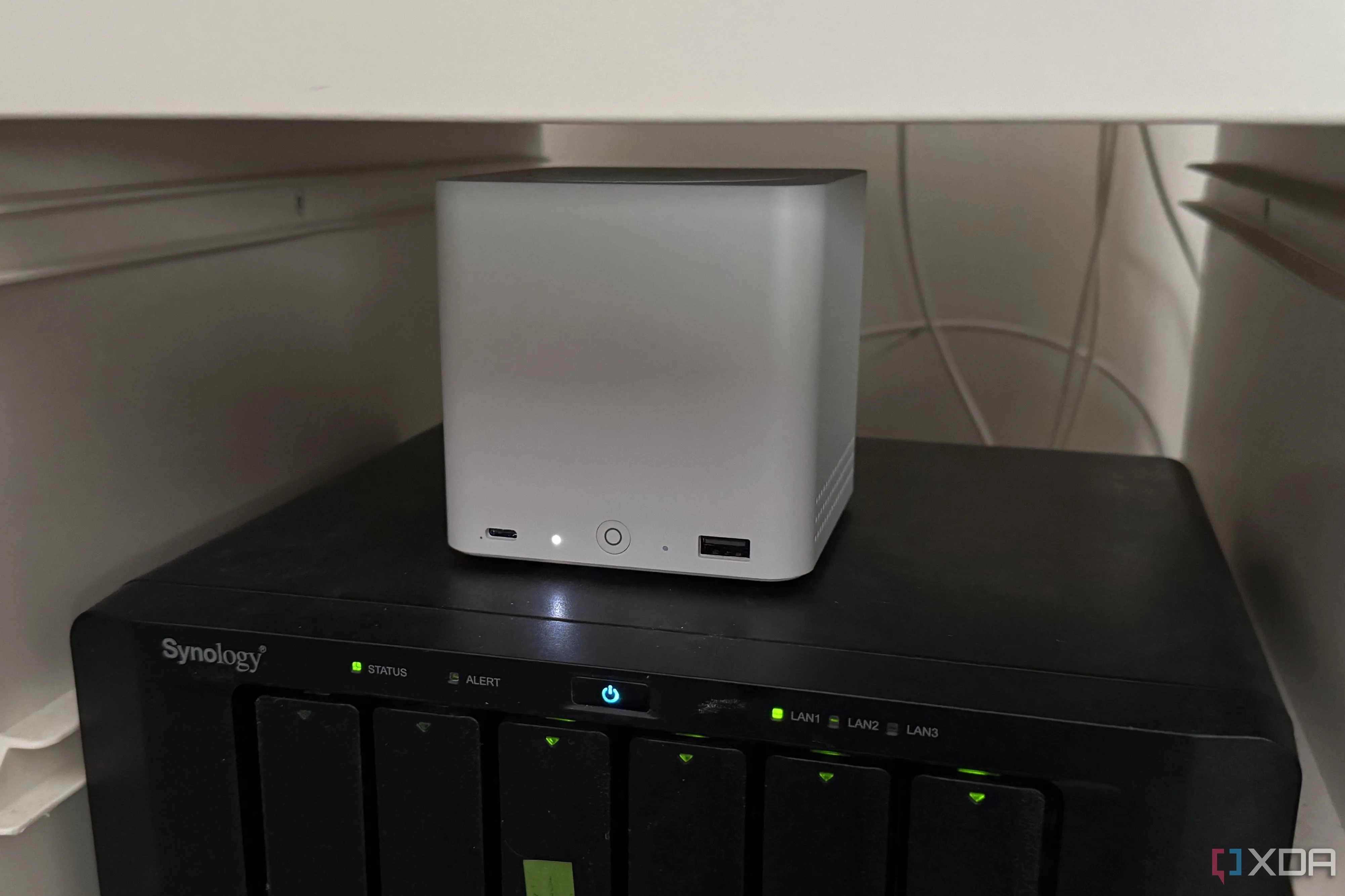 Thiết lập Beelink ME mini đang hoạt động với các cổng mạng được kết nối, sẵn sàng làm router OPNsense ảo hóa