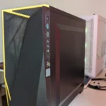 Thùng máy tính gaming màu đen đang được sử dụng để kiểm tra và chẩn đoán linh kiện