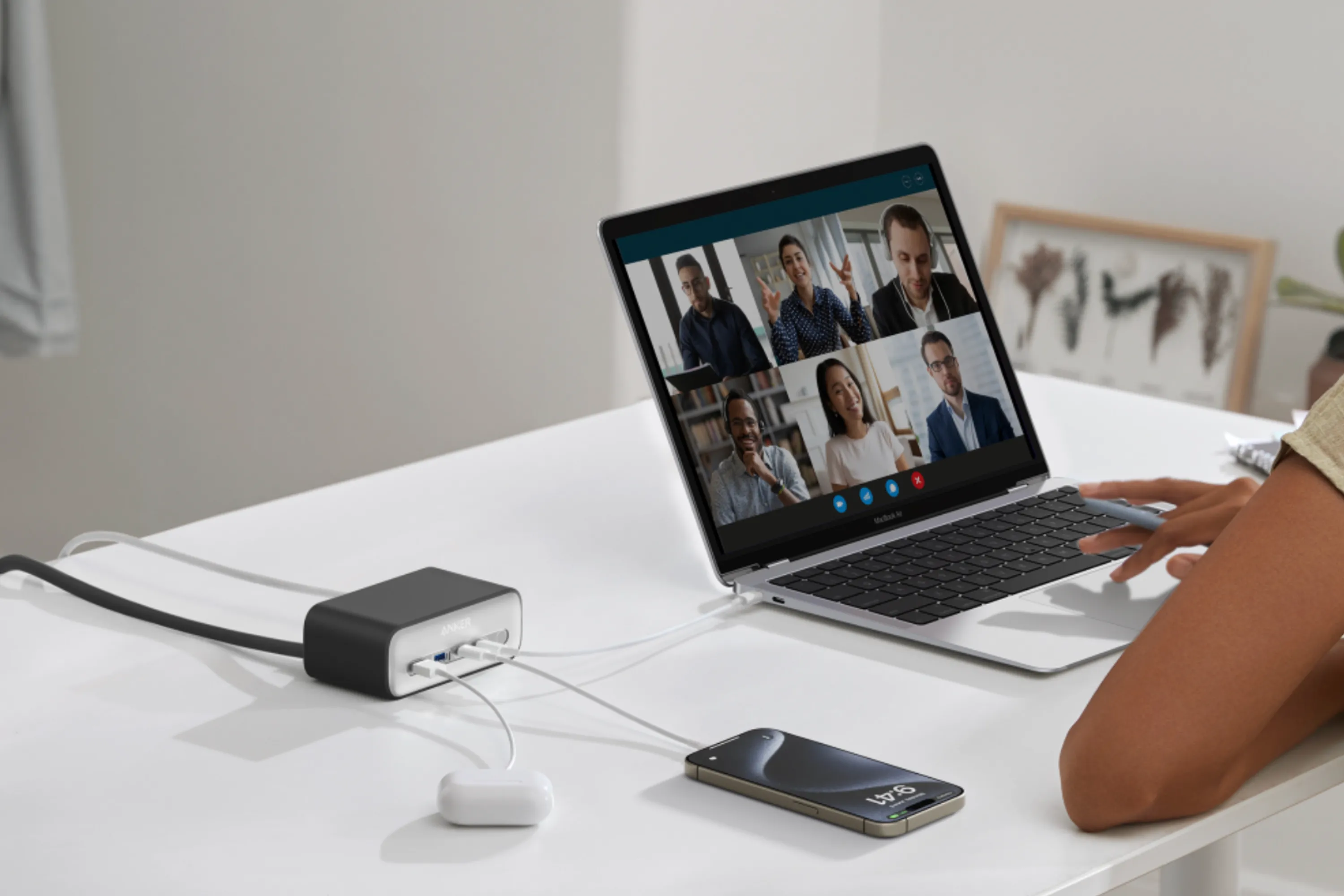 Trạm sạc Anker 525 trên bàn làm việc, kết nối và sạc đồng thời laptop, điện thoại thông minh và tai nghe