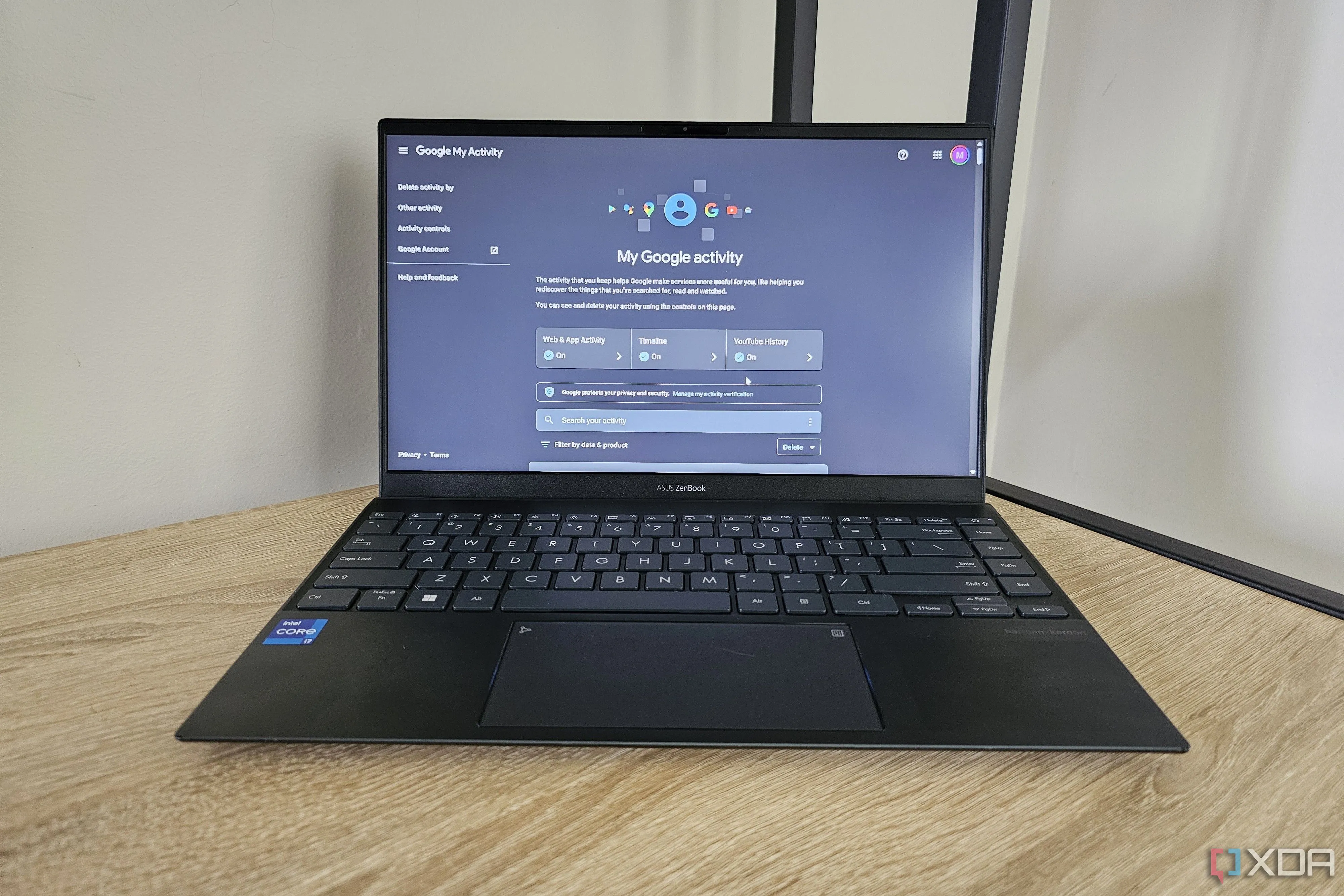 Trang quản lý tài khoản Google trên một chiếc laptop, hiển thị các tùy chọn bảo mật và dữ liệu cá nhân.