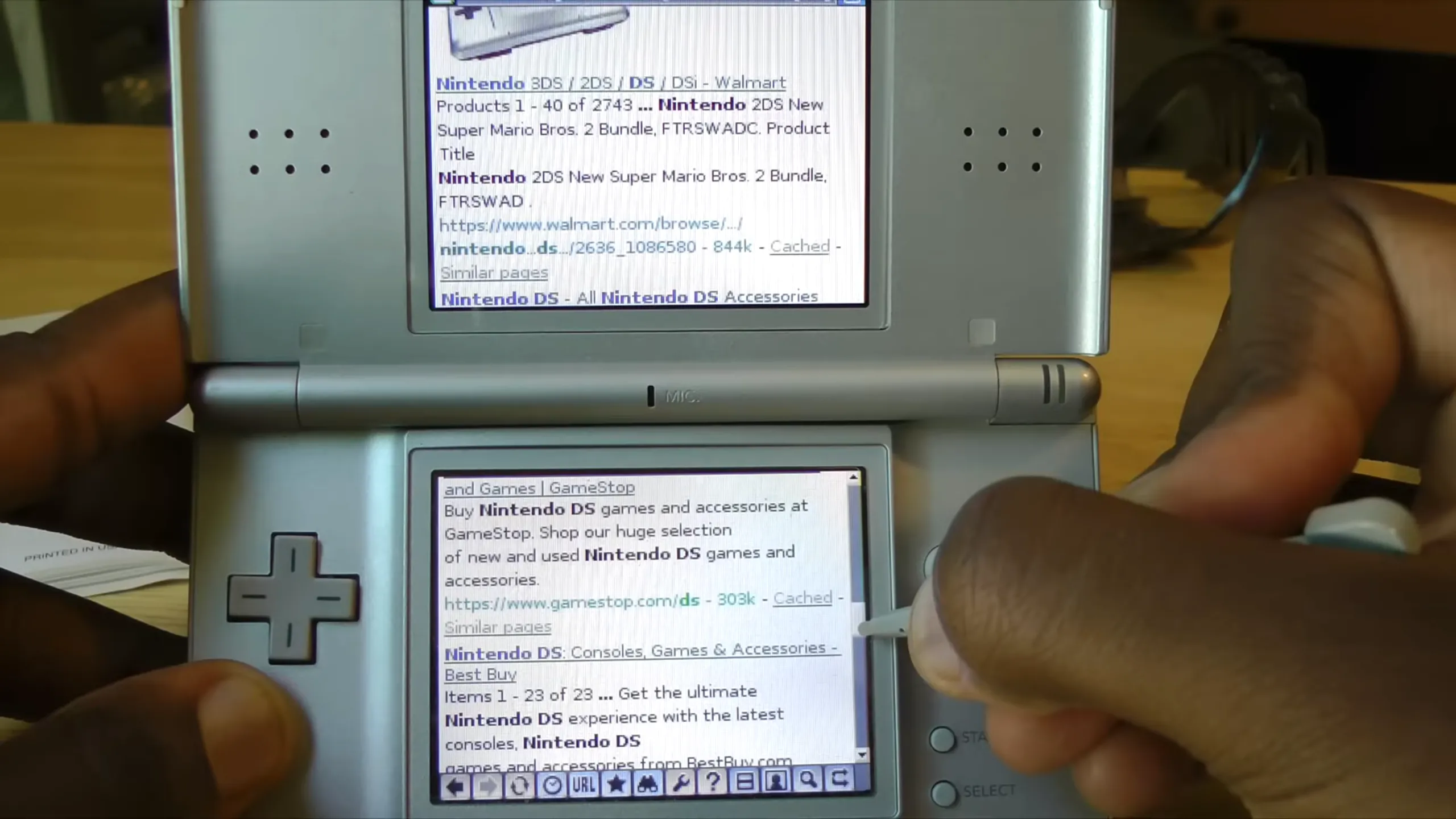Trình duyệt web trên máy Nintendo DS hiển thị kết quả tìm kiếm Google