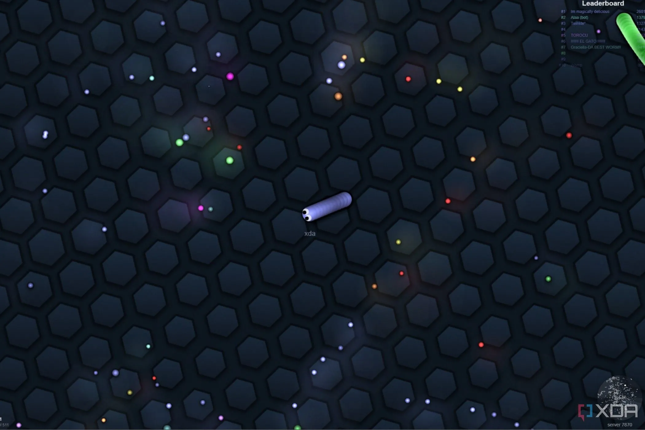 Trò chơi Slither.io hiển thị nhiều con rắn màu sắc khác nhau đang di chuyển và ăn chấm sáng trên bản đồ.
