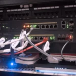 Tủ mạng chứa các bộ chuyển mạch (switch) được quản lý cho hệ thống VLAN