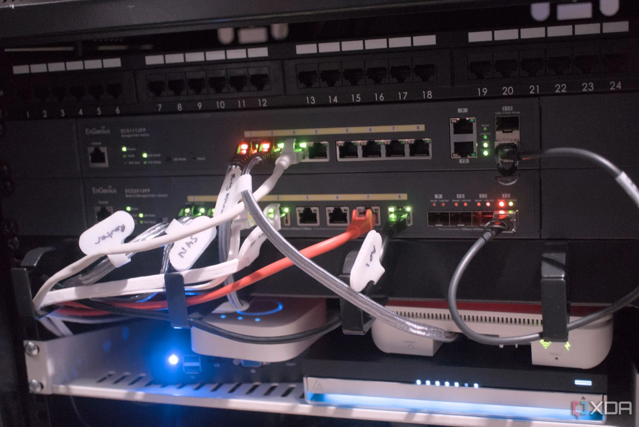 Tủ mạng chứa các bộ chuyển mạch (switch) được quản lý cho hệ thống VLAN