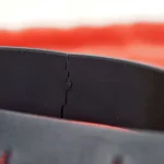 Vết nứt sâu trên phần khung tai nghe in 3D bằng nhựa PLA cho thấy sự mỏi vật liệu sau thời gian sử dụng.