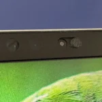 Webcam Razer Blade 14 2024 với màn che bảo mật và camera hồng ngoại IR cho Windows Hello